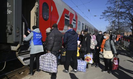 Flykter til Russland fra Donetsk og Luhansk