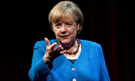 Merkel defends her politics concerning Russia